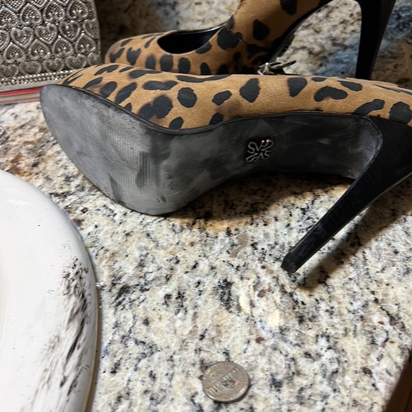 They were weighing high heel with buckle across the top of the shoe - Picture 2 of 3